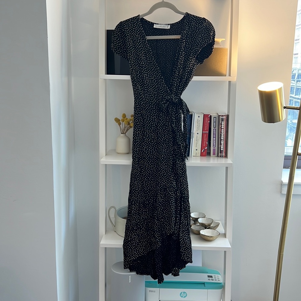 ABERCROMBIE DOTTED WRAP MIDI DRESS